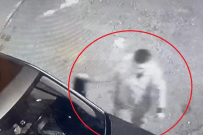 Sokaktaki otomobillere zarar verdi