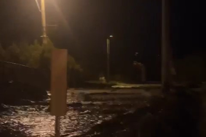 Su borusu patladı, yollar göle döndü