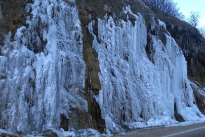 Termometreler eksi 20’yi gördü, Tunceli’de ’’Ağlayan Kayalar’’ dondu