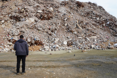 Binlerce hayali altında bırakan moloz yığınları dağ oldu