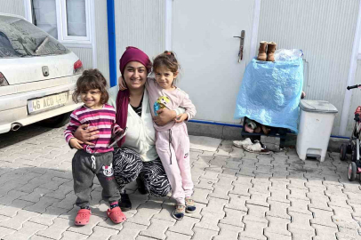 Enkaz altında kalan anne çocuklarını emzirerek hayatta tuttu