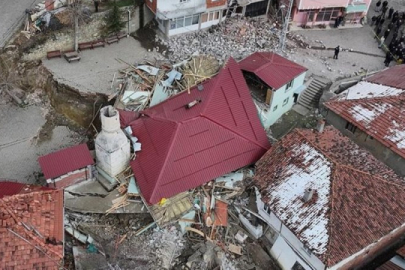 Heyelan! 39 evden 4'ü ile cami yıkıldı