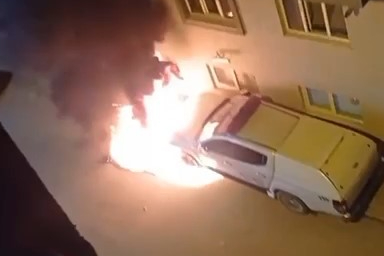 Park halindeki otomobil alev alev yandı