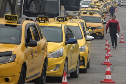 Tarife güncellemek isteyen taksiciler uzun kuyruklar oluşturdu