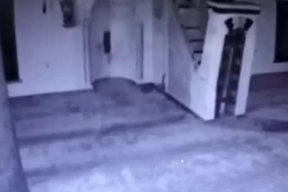 Tarihi caminin yerle bir olduğu ana ait görüntüler yıkımın boyutunu gözler önüne serdi