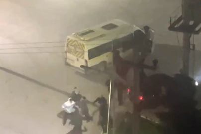 Yolcuların da karıştığı yol verme kavgası kameraya yansıdı