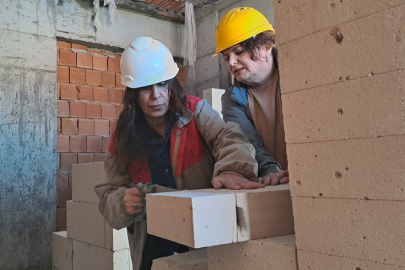Aylık 60 bin liraya çalıştıracak usta bulamayan kadın müteahhit inşaatta kendi çalışıyor