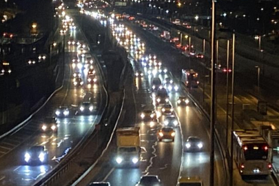 Okulların yeniden açılmasıyla sabah trafik yoğunluğu oluştu