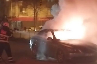 Park halindeki otomobil alev alev yandı