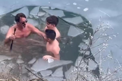 Soğuk havaya aldırış etmediler buz tutan suya girdiler