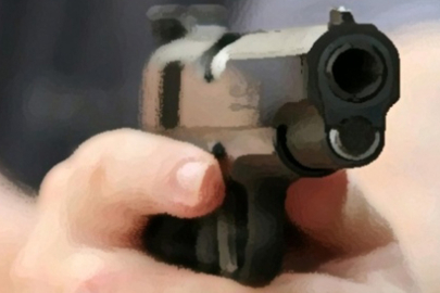 Tabancayla oynarken kazara karşısındaki arkadaşını kafasından vurdu