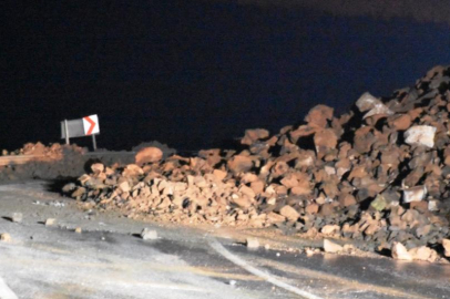Yola düşen kayalar trafik akışını durdurdu