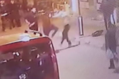 Yolda yürüyorlardı, birden kavgaya tutuştular: O anlar kamerada