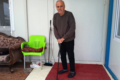 Yüzünü göstermeyen 3 kişinin verdiği suyla hayatta kaldı