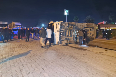 Polisleri taşıyan midibüs devrildi: 10 yaralı