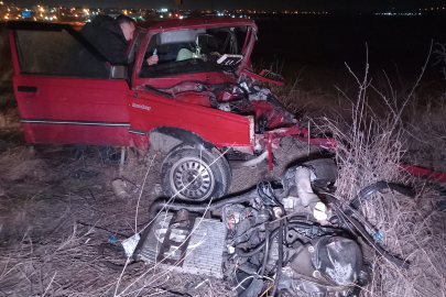 Paramparça olan araçtan 3 genç sağ çıktı!