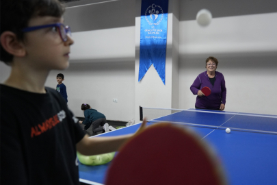 77 yaşındaki ‘Dilek teyze’ masa tenisi tutkusundan vazgeçemiyor