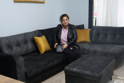 Afetzede vatandaş, anahtarını teslim aldığı yeni evinde yaşayacağı güzel günler için heyecanlanıyor