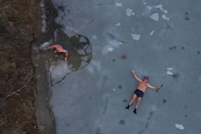 Donan göle girme geleneğini bu sefer gençlerle sürdürdü