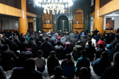 Gaziantep Nurdağı’nın ayakta kalan tek camisinde kandil yoğunluğu
