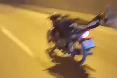 Yatarak motosiklet kullandı, ölüme meydan okudu