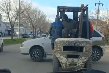 Bursa'da otomobili forklift ile taşıdı...