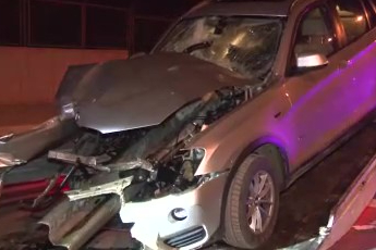 Kontrolden çıkan cip bariyerlere çarptı!