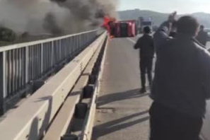 Otobanda kaza yapan tır alevlere teslim oldu...Şoför ölümden böyle kurtuldu
