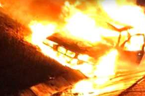 Seyir halindeki otomobil alev alev yandı