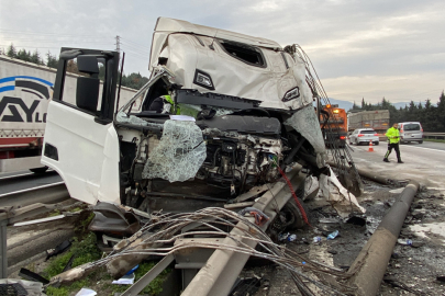 TEM’de tır bariyerlere çarpıp, aydınlatma direklerini devirdi