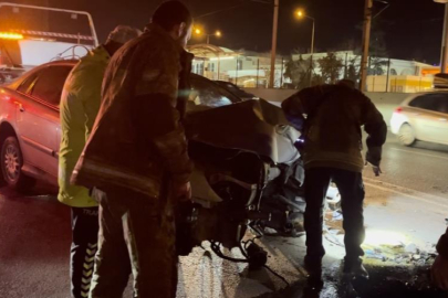 Alkollü sürücü yol ayrımındaki direğe çarptı: 3 arkadaş otomobilde sıkıştı