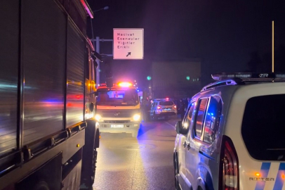 Alkollü sürücü yol ayrımındaki direğe çarptı: 3 arkadaş otomobilde sıkıştı