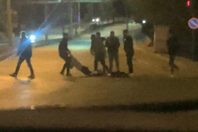 Alkollü mekanda çıkan kavga sokağa taştı, o anlar kamerada