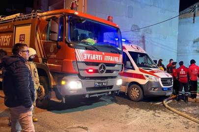 3 katlı binanın çatısı alev alev yandı