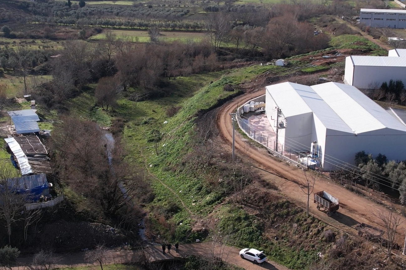 Bursa Ovası’nın tarımsal sulama ihtiyacını karşılayan dere kızıla büründü