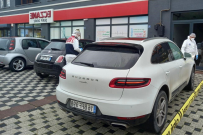 Çalışır vaziyetteki lüks araçta ölü bulundu