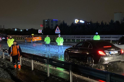 TEM Otoyolu’nda mıcır yüklü kamyon bariyerlere çarpıp yan yattı