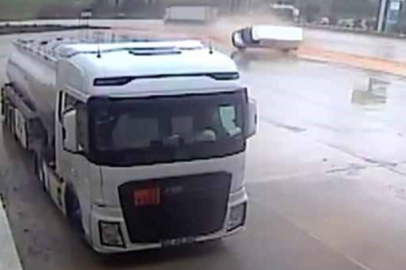 Takla atan minibüs akaryakıt istasyonuna girdi: 2 yaralı