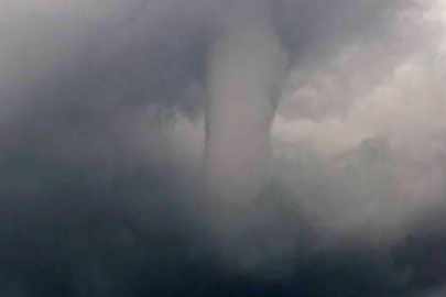 Zeytin ağaçlarını yerinden söken devasa hortum cep telefonuyla görüntülendi