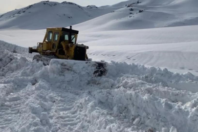 Yaylada kalan 4 aile için yolları açıyor