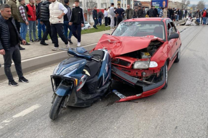 Bursa'da otomobil motosiklete çarptı: 3 yaralı