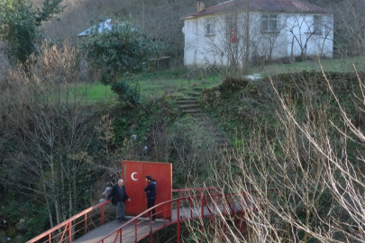 Köprüyü yaptırırken kimse destek vermeyince köprüye demir kapı yaptırıp kilit vurdu