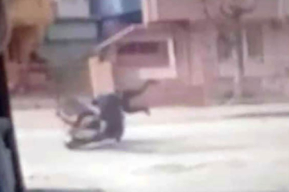 Motosikletin yayaya çarptığı kazada 2 kişi yaralandı, o anlar kamerada