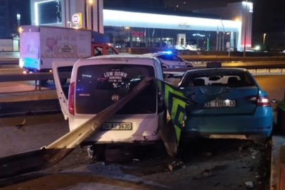Kontrolden çıkan araç bariyerlere ve park halindeki taksiye çarptı