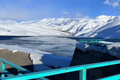 Yüksekova’daki Dilimli Barajı kısmen dondu