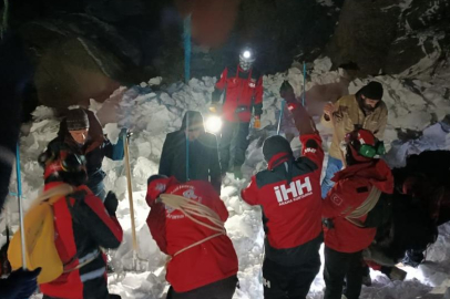 Çığ düştü: Çığ altında kaldığı düşünülen 1 kişi aranıyor