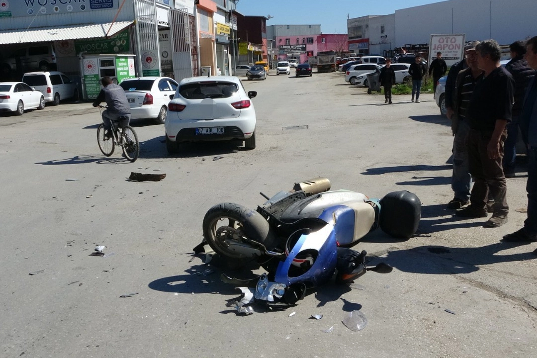 Motosiklet otomobile çarptı