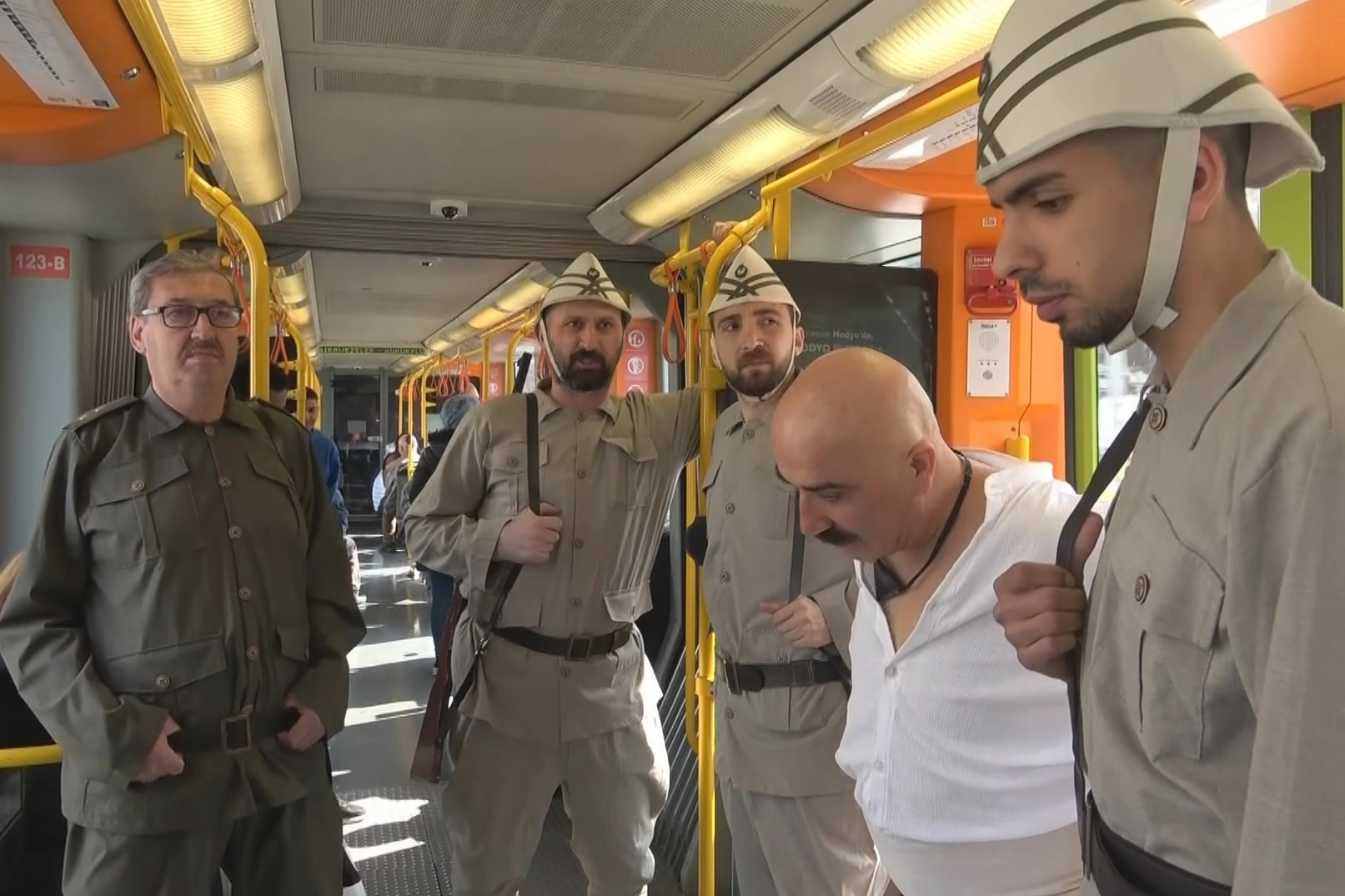 Seyit Onbaşı sırtındaki top mermisi ile metroya bindi, vatandaşlar duygulandı..