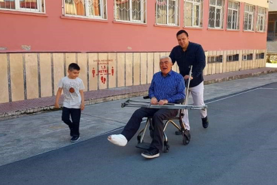 42 yıllık öğretmen öğrencilerine "Elveda" şarkısıyla veda etti