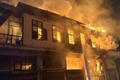 2 katlı hasarlı bina alevlere teslim oldu